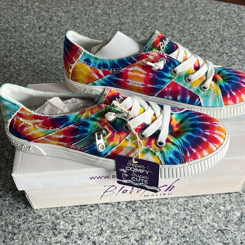 Women size 10 brand new tie dye canvas sneaker